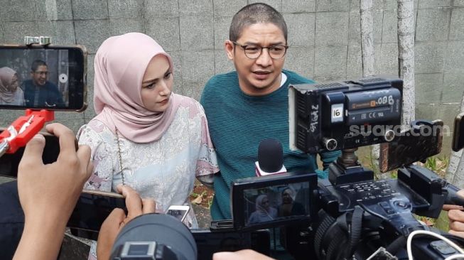 Pasha Ungu dan istri, Adelia Wilhelmina. [Ismail/Suara.com]