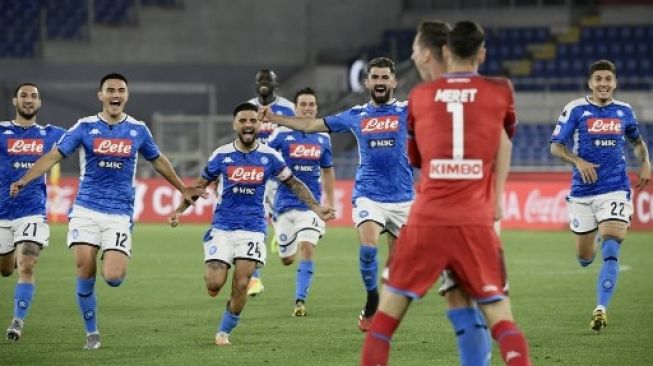 Para pemain Napoli dan juga staff pelatih merayakan sukses mereka meraih trofi Coppa Italia setelah mengalahkan Juventus pada laga final di Olympic stadium, Roma. Filippo MONTEFORTE / AFP