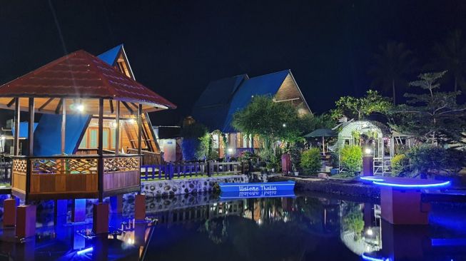 Kawasan rumah Richard Mainaky yang dinamakan Walene Thalia, memiliki suasana tempat wisata dengan pemandangan kolam ikan dan persawahan.