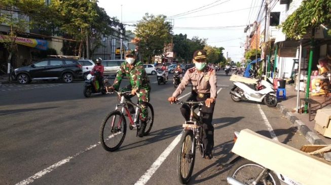 Sambil Bersepeda, Kapolsek dan Danramil Gondokusuman Bagikan Masker Gratis