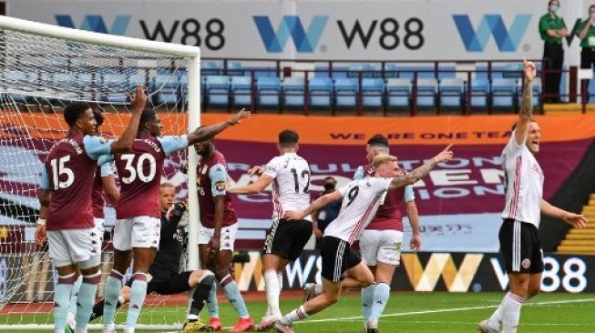 Gol dari Sheffield United ke gawang Aston Villa yang tak disahkan wasit. (PAUL ELLIS / POOL / AFP)