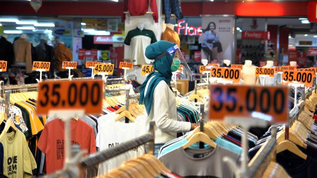 Penjaga toko menggunakan masker dan alat pelindung wajah (Face Shield) saat pembukaan kembali pusat perbelanjaan Mall BTM, Kota Bogor, Jawa Barat, Kamis (18/6/2020).  [ANTARA FOTO/Arif Firmansyah]