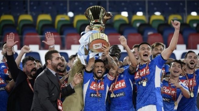 Striker Napoli Lorenzo Insigne (tengah) mengangkat trofi Coppa Italia, serta pelatih Gennaro Gattuso dan para pemain merayakan kemenangan atas Juventus di final. Filippo MONTEFORTE / AFP