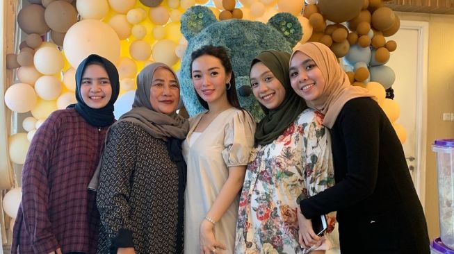 Potret Kedekatan 5 Pedangdut Bareng Ibu Mertua, Sungguh Menantu Idaman!