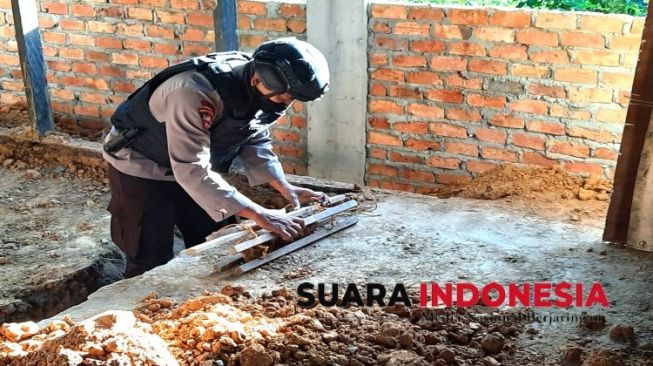 Suyitno Temukan Benda Keras Saat Gali Tanah, Ternyata Bom Aktif