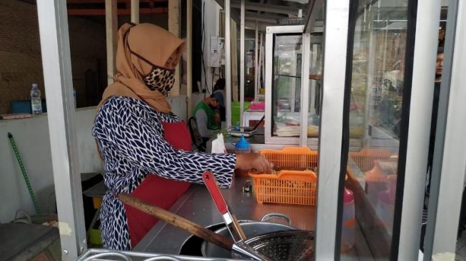 Seorang pegawai Tahu Walik YK menyiapkan bahan untuk digoreng di Jalan Kaliurang KM 13, Kecamatan Ngemplak, Kabupaten Sleman, Kamis (18/6/2020). - (SuaraJogja.id/Muhammad Ilham Baktora)