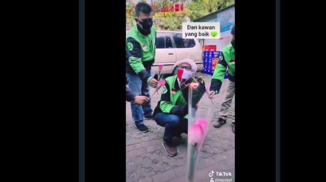 Mau Nangis! Video Driver Ojol Dapat Kejutan Ultah, 'Terima Kasih Ibu Hebat'