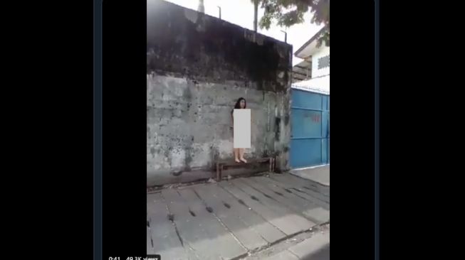 Video viral soal wanita telanjang di Surabaya. (Twitter/@filipus_nove)