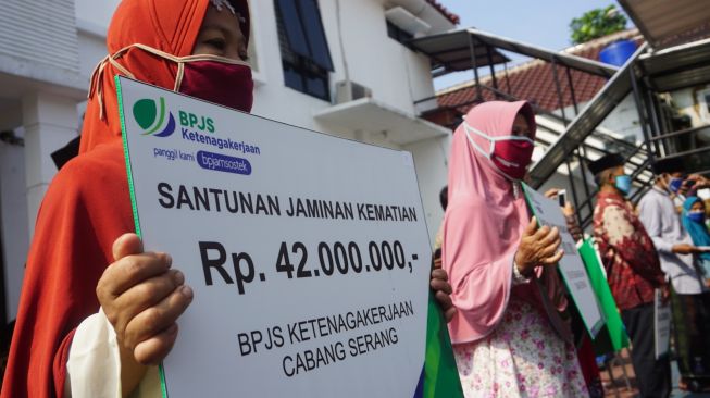 Enam Ahli Waris Pekerja Informal di Pandeglang Dapat Santunan Kematian