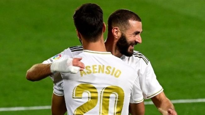 Gelandang Real Madrid Marco Asensio merayakan golnya ke gawang Valencia dengan Karim Benzema dalam lanjutan Liga Spanyol. JAVIER SORIANO / AFP