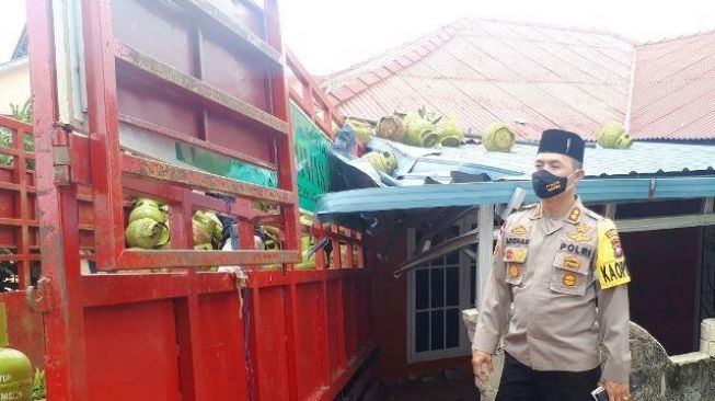 Rumah Warga di Karimun Diseruduk Truk, Tabung Gas Berhamburan ke Atap