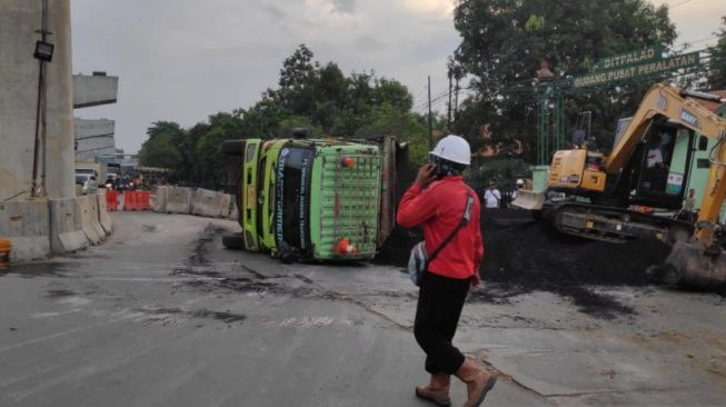 Truk Tronton Angkut Batu Bara Terguling di Cakung, Sopir: Jalannya Miring