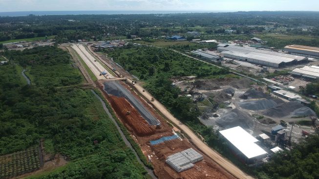 Foto udara pembangunan konstruksi ruas jalan tol Padang-Sicincin di Jl Bypass KM 25, Kabupaten Padangpariaman, Sumatera Barat, Jumat (19/6/2020).  [ANTARA FOTO/Iggoy el Fitra]