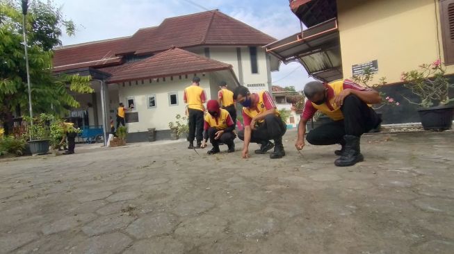 Rayakan HUt Bhayangkara, Polres Kulon Progo Bersihkan Gereja dan Masjid