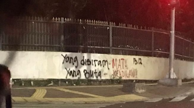 Foto Vandalisme 'Yang Disiram Mata Yang Buta Keadilan' Viral di Medsos