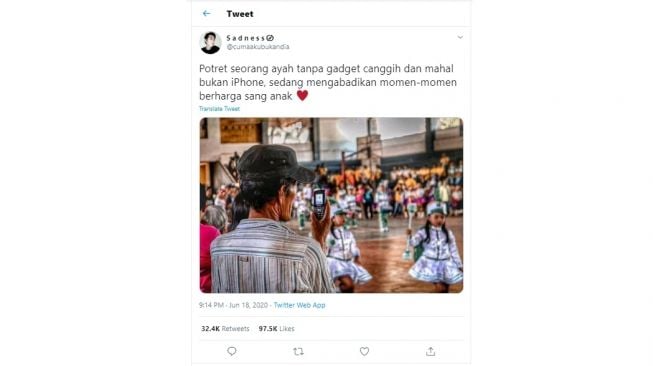 Foto Ayah Memotret Anak Pakai HP Jadul 'Tanpa Gula, tapi Ini yang Termanis'