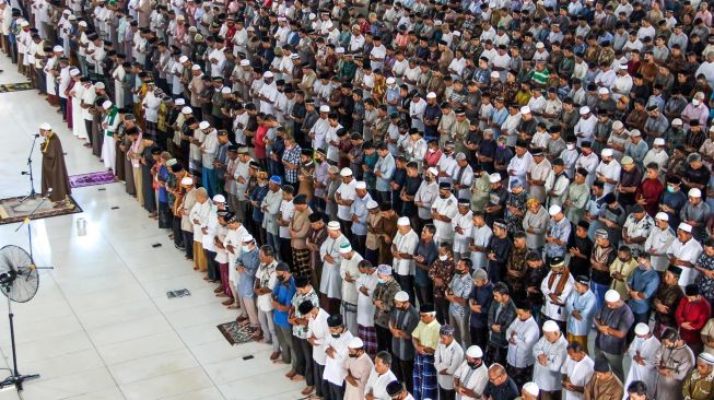 Umat Islam melaksanakan Salat Jumat di Masjid Agung Almarkazul Islamic, Lhokseumawe, Aceh, Jumat (19/6/2020).   [ANTARA FOTO/Rahmad]
