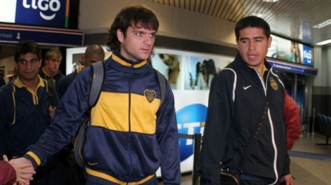 Guillermo Marino (kiri) bersama Juan Roman Riquelme saat memperkuat Boca Juniors. (NORBERTO DUARTE / AFP)