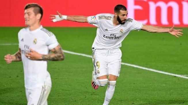 Penyerang Real Madrid Karim Benzema merayakan golnya ke gawang Valencia dalam lanjutan Liga Spanyol di Alfredo di Stefano stadium in Valdebebas. JAVIER SORIANO / AFP