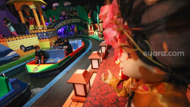 Anak-anak menikmati wahana Istana Boneka di Dunia Fantasi, Ancol, Jakarta Utara, Sabtu (20/6). [Suara.com/Alfian Winanto]