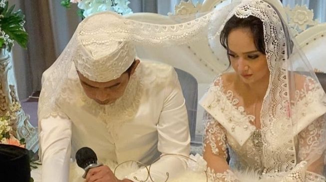 Foto pernikahan Angelica Simperler dengan suami almarhum Saphira Indah, Rico Hidros Daeng. [Instagram]