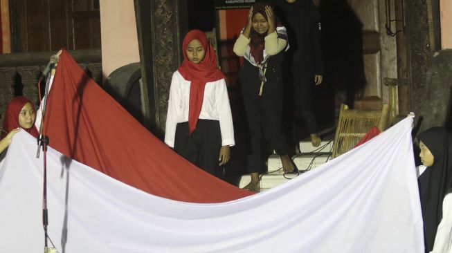 Pelajar mementaskan teater bertema patriotisme di Situs Persada Soekarno Ndalem Pojok, Kediri, Jawa Timur, Sabtu (20/6) malam. [ANTARA FOTO/Prasetia Fauzani]