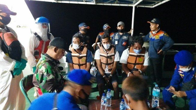 Para nelayan yang berhasil selamat setelah kapal setelah dievakuasi Basarnas Banten (Foto: Dok Basarnas Banten)