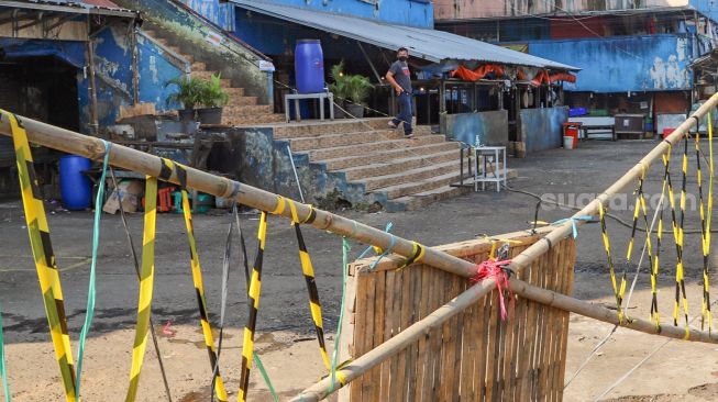 Suasana di area Pasar Minggu paska ditutup di Pasar Minggu, Jakarta Selatan, Sabtu (20/6). [Suara.com/Alfian Winanto]
