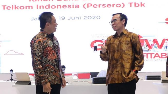 Direktur Utama Ririek Adriansyah (kiri) berbincang dengan Direktur Digital Business Muhammad Fajrin Rasyid usai acara Rapat Umum Pemegang Saham Tahunan Tahun Buku 2019 di Jakarta, Jumat (19/6/2020). (Dok : Telkom)