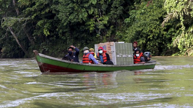 Petugas membawa Harimau Sumatra liar dengan menggunakan perahu untuk proses pelepasliaran di kawasan Taman Nasional Gunung Leuser (TNGL), Aceh, Sabtu (20/6). [ANTARA FOTO/Syifa Yulinnas]