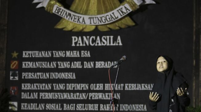 Pelajar mementaskan teater bertema patriotisme di Situs Persada Soekarno Ndalem Pojok, Kediri, Jawa Timur, Sabtu (20/6) malam. [ANTARA FOTO/Prasetia Fauzani]