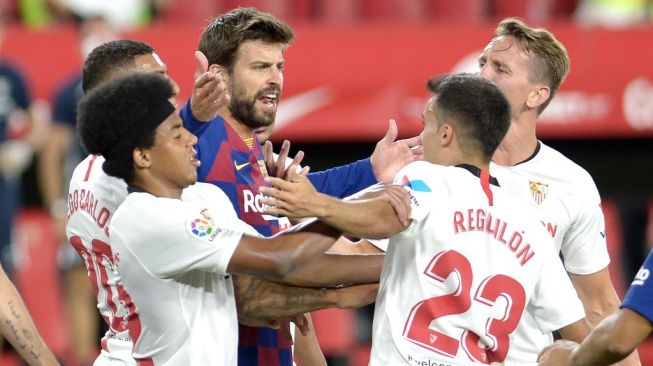 Bek Barcelona, Gerard Pique, dalam pertandingan kontra Sevilla. (Cristina Quicler/AFP).