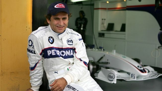 Mantan pebalap F1 Alex Zanardi saat menjajal latihan dengan mobil tim BWM. [AFP/Jose Jordan]