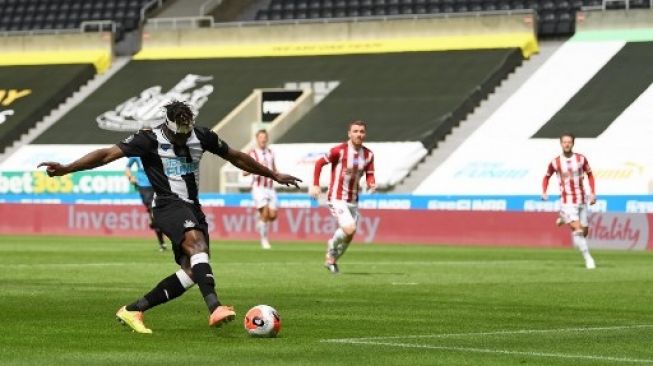 Gelandang Newcastle United Allan Saint-Maximin (kiri) melepaskan sepakan untuk menjebol gawang Sheffield United dalam lanjutan Liga Inggris di St James' Park. Michael Regan / POOL / AFP