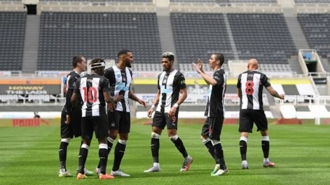 Para pemain Newcastle United merayakan gol Allan Saint-Maximin (kedua kiri) ke gawang Sheffield United dalam laga Liga Inggris di St James' Park. Michael Regan / POOL / AFP