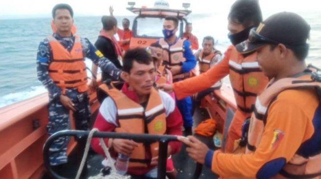 Kabar Terkini Pencarian 7 Nelayan Hilang di Selat Sunda