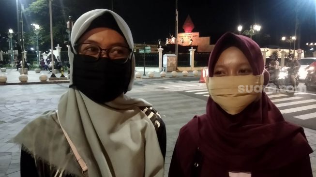 Pengunjung asal Klaten, Analia (kanan) dan Azizah (kiri) saat ditemui wartawan di titik Nol Kilometer, Malioboro, Kota Yogyakarta, Minggu (21/6/2020).