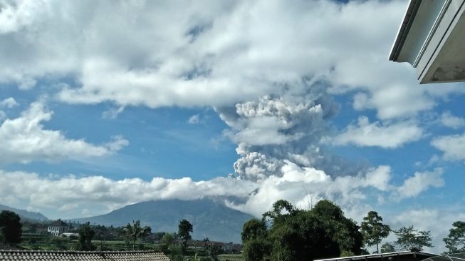 Gunung Merapi Kembali Erupsi, Ini Penampakannya Pagi Ini