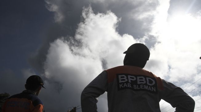 Petugas mengamati letusan Gunung Merapi dari pos pantau Kaliurang, Sleman, DI Yogyakarta, Minggu (21/6). [ANTARA FOTO/Hendra Nurdiyansyah]