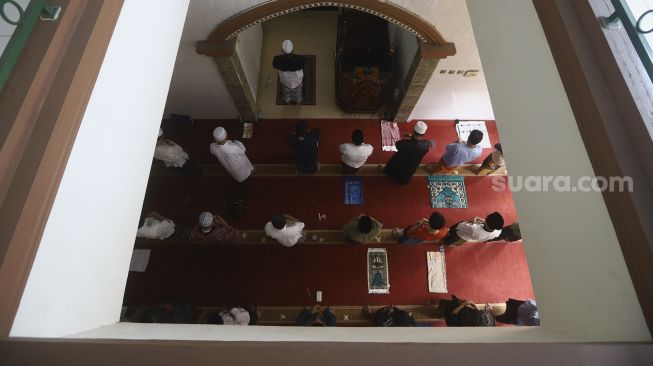 Sejumlah umat muslim melakukan shalat Kusuf (Shalat Gerhana Matahari) di Masjid Daarul Hikmah, Pamulang, Tangerang Selatan, Banten, Minggu (21/6). [Suara.com/Angga Budhiyanto]