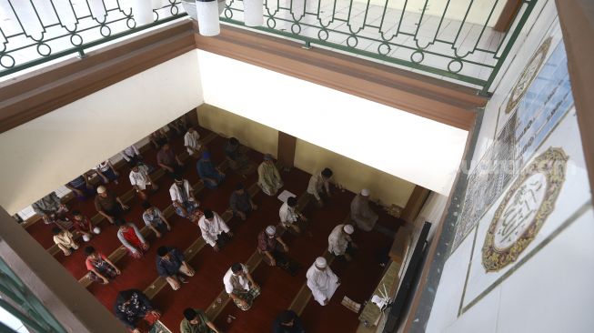 Sejumlah umat muslim melakukan shalat Kusuf (Shalat Gerhana Matahari) di Masjid Daarul Hikmah, Pamulang, Tangerang Selatan, Banten, Minggu (21/6) [Suara.com/Angga Budhiyanto]