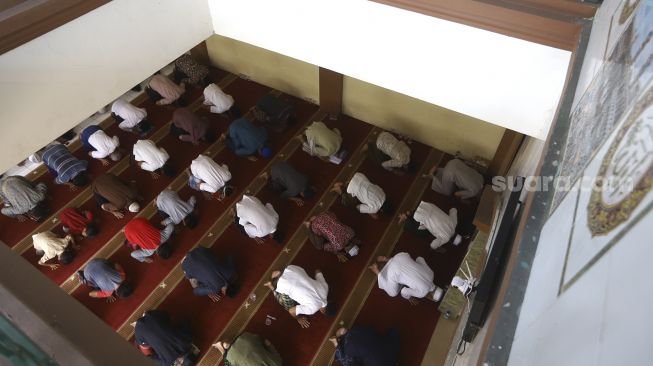 Sejumlah umat muslim melakukan shalat Kusuf (Shalat Gerhana Matahari) di Masjid Daarul Hikmah, Pamulang, Tangerang Selatan, Banten, Minggu (21/6). [Suara.com/Angga Budhiyanto]