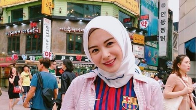 Cantiknya hijabers Korea Selatan, Ayana Jihye Moon saat kenakan jersey Barcelona. (Instagram/xolovelyayana)