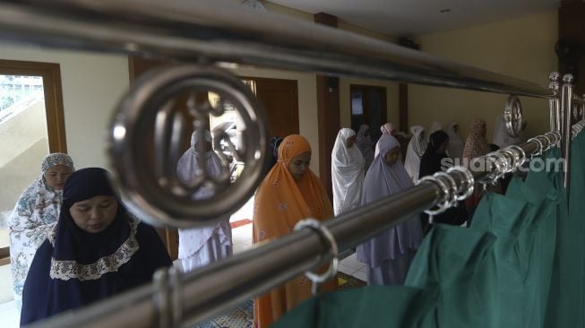 Sejumlah umat muslim melakukan shalat Kusuf (Salat Gerhana Matahari) di Masjid Daarul Hikmah, Pamulang, Tangerang Selatan, Banten, Minggu (21/6). [Suara.com/Angga Budhiyanto]