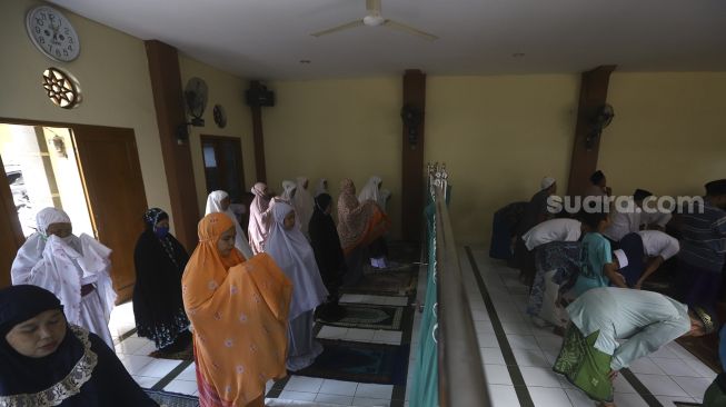 Sejumlah umat muslim melakukan shalat Kusuf (Shalat Gerhana Matahari) di Masjid Daarul Hikmah, Pamulang, Tangerang Selatan, Banten, Minggu (21/6). [Suara.com/Angga Budhiyanto]