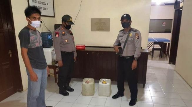 Polsek Pagimana Gagalkan Penyelundupan Puluhan Liter Miras ke Morut