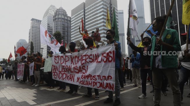 Mahasiswa Jakarta Bersatu (GMJB) berorasi saat melakukan aksi unjuk rasa di depan gedung Kemendikbud, Jakarta, Senin (22/6). [Suara.com/Angga Budhiyanto]