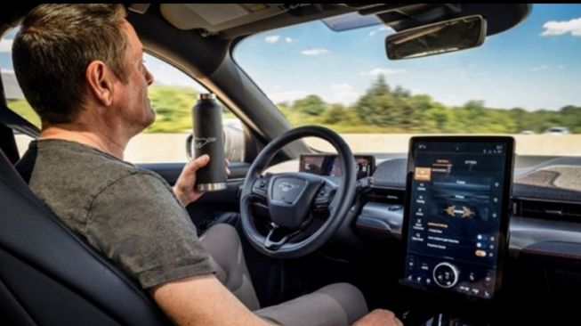 John Gilchrist, insinyur Mustang Mach-E, mendemonstrasikan Active Drive Assist, fitur bantuan pengemudi baru yang memungkinkan mengemudi melepas tangannya dari roda kemudi di jalan tol panjang. [Ford via ANTARA].