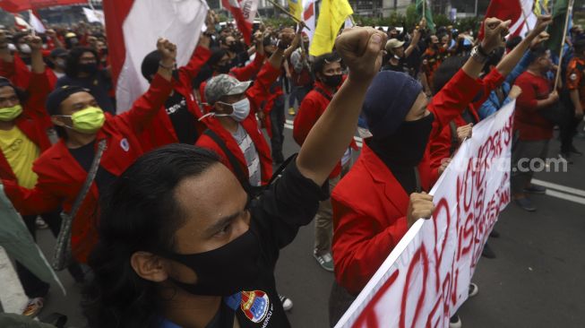 Sejumlah massa dari Gerakan Mahasiswa Jakarta Bersatu (GMJB) melakukan "long march" di sekitar gedung Kemendikbud, Jakarta, Senin (22/6). [Suara.com/Angga Budhiyanto]
