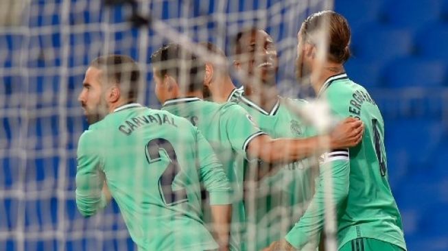 Para pemain Real Madrid merayakan gol Sergio Ramos ke gawang Real Sociedad saat laga Liga Spanyol di Reale Arena-Anoeta Stadium. ANDER GILLENEA / AFP